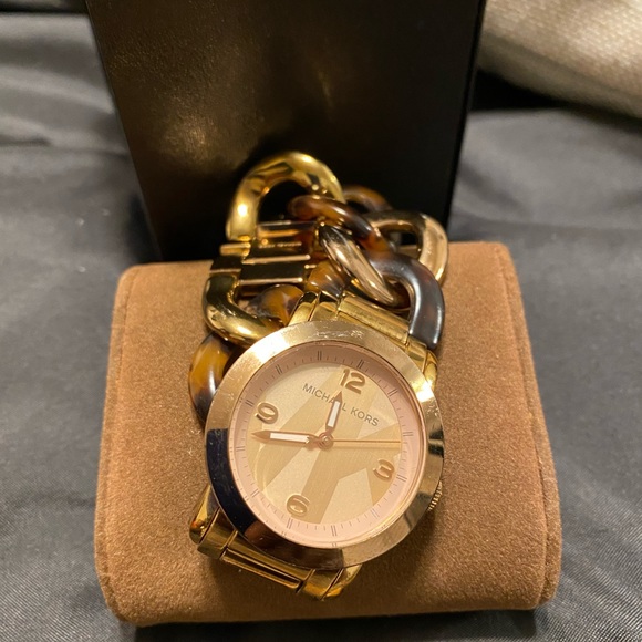 Watch( needs a battery) - Picture 2 of 3